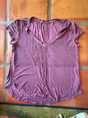 American Eagle Women's V-Neck Short Sleeve Tee in Dusty Plum